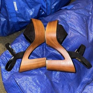 Heeled platform sandels